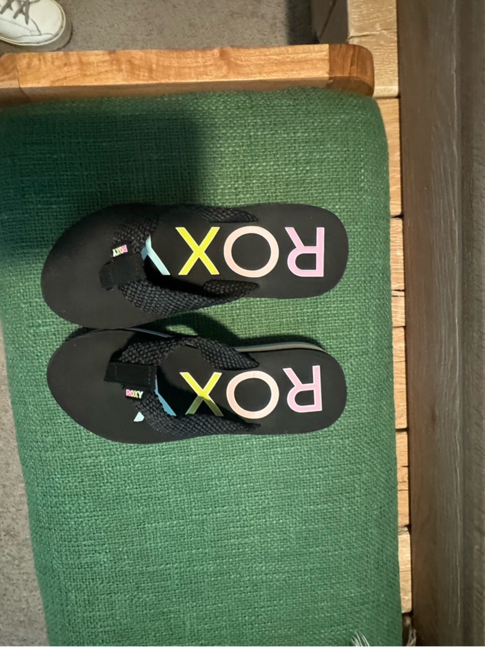 Roxy Kids Black Flip Flops with Multicolor ROXY Logo - Picture 2 of 3